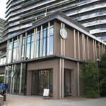 スターバックス明治公園店の外観。ガラス張りと木材を基調にした開放的デザイン。