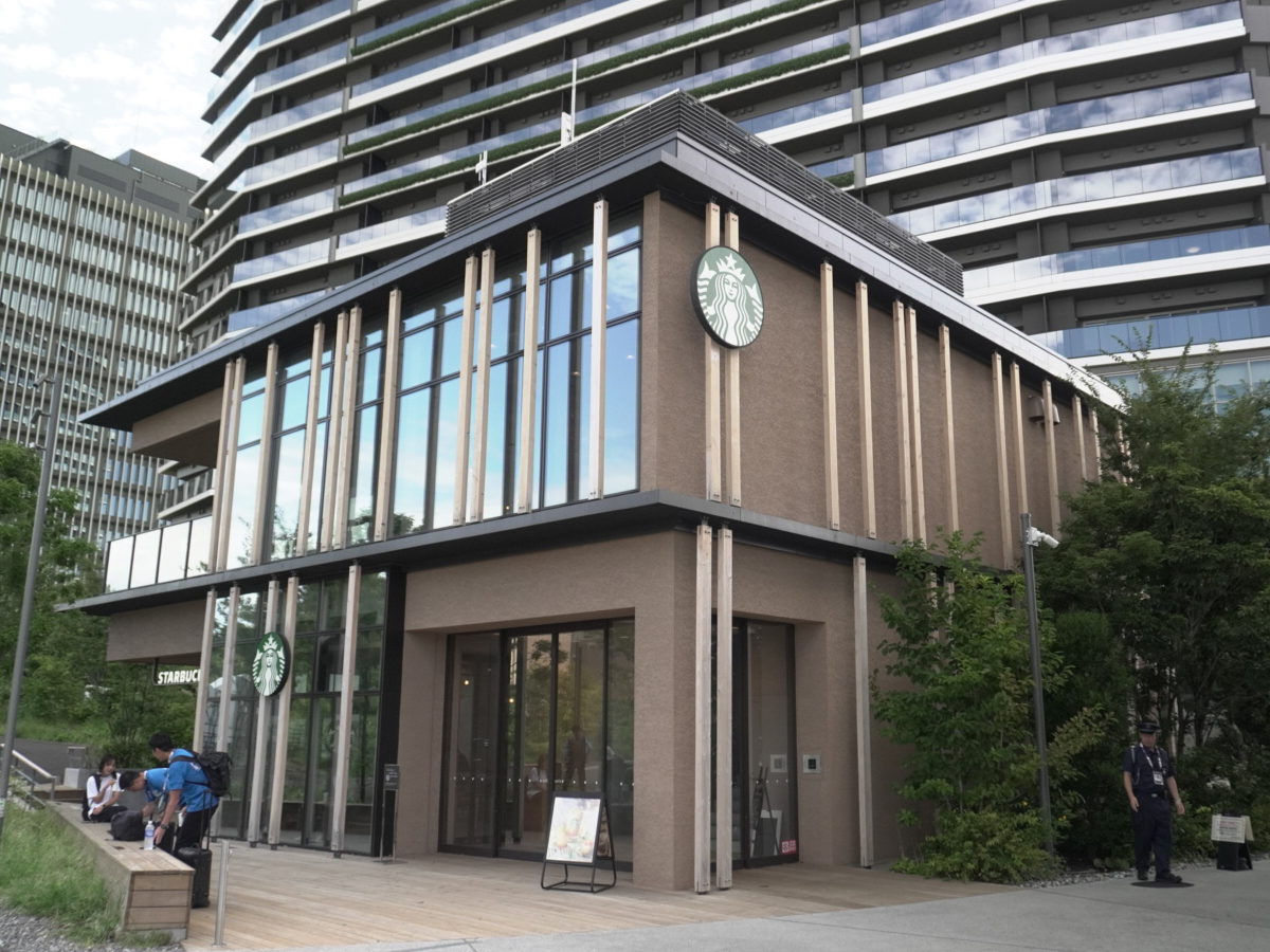 スターバックス明治公園店の外観。ガラス張りと木材を基調にした開放的デザイン。