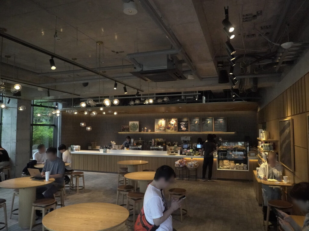 1階店内:カウンター近くで短時間利用に便利。待ち合わせにも最適。