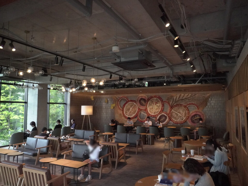 2階店内:落ち着いた空間で、PC作業や勉強に集中できる。