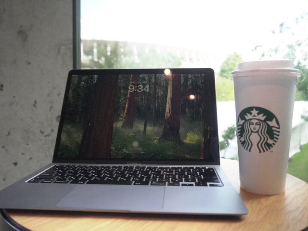 実際のPC作業シーン。Wi-Fiと電源が揃っていて安心。