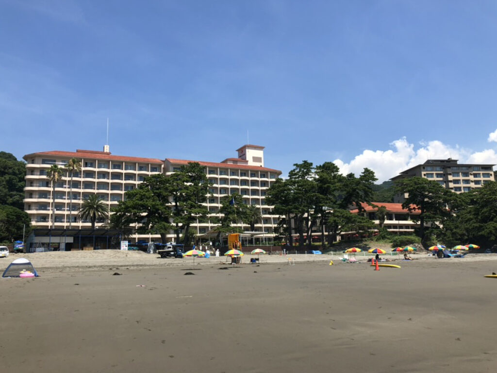 伊豆今井浜東急ホテルのビーチ側外観。今井浜海岸の砂浜に面したリゾートホテルの全景