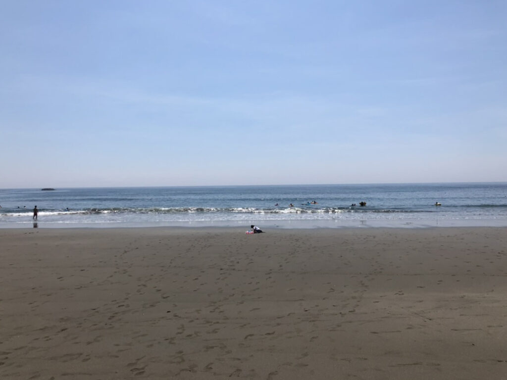 伊豆今井浜東急ホテル前に広がる今井浜海岸。波が穏やかな砂浜と広い海岸線