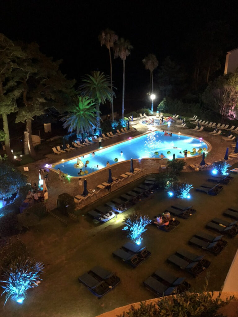 ライトアップされた伊豆今井浜東急ホテルの屋外プール。夜でも楽しめる幻想的なリゾート空間