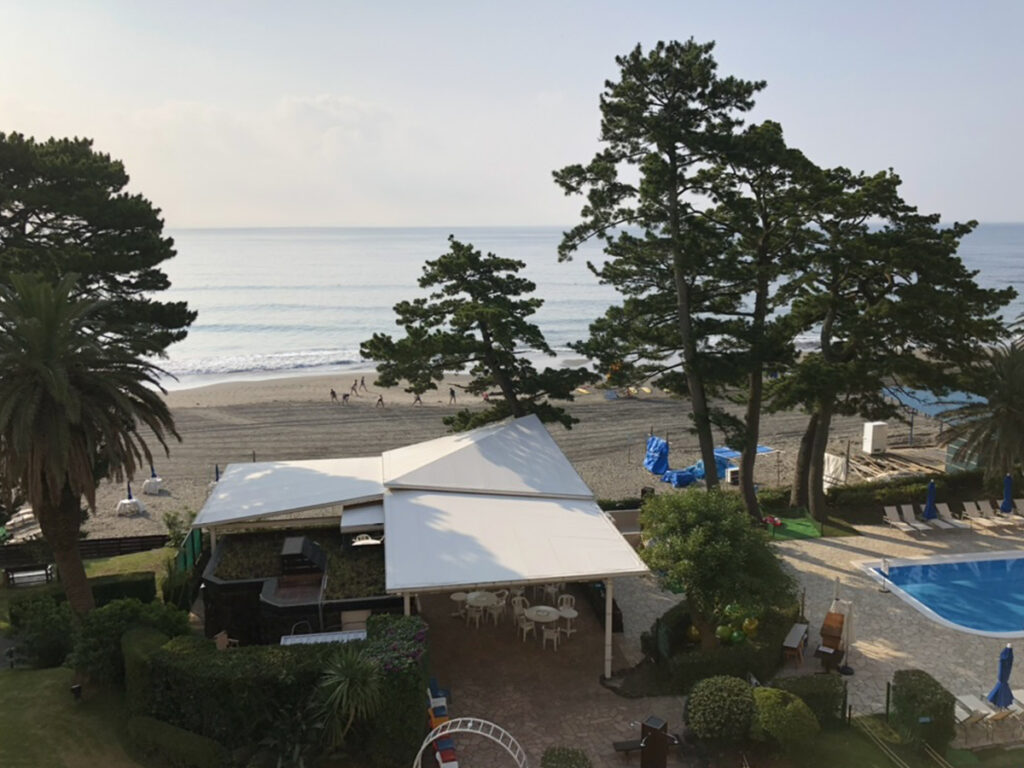 伊豆今井浜東急ホテルの客室バルコニーから見下ろすプールと今井浜海岸。海とプールを往復できる立地