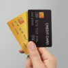 黒と金のクレジットカードを手に持つイメージ。ラボルカード払いを象徴するスピーディーな資金繰り。