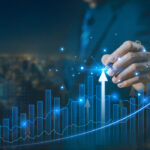 マネーフォワードの評判を検証し、導入効果と失敗回避策を可視化するイメージ（成長グラフとチェックポイント）