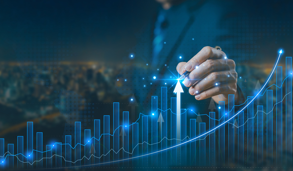 マネーフォワードの評判を検証し、導入効果と失敗回避策を可視化するイメージ（成長グラフとチェックポイント）