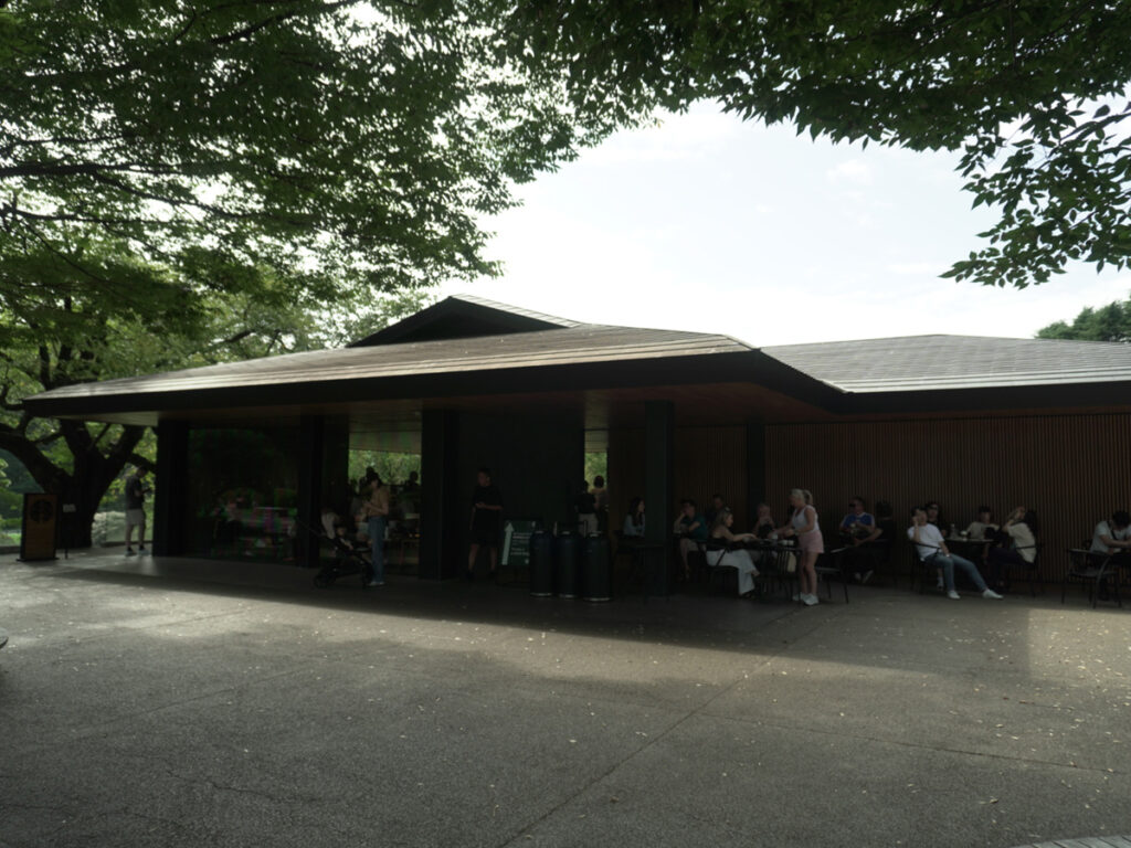 木々に囲まれた建物全景(公園内で落ち着くロケーション)