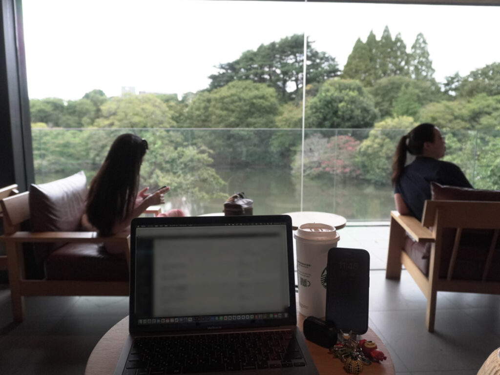 PC作業のあるテーブルと大きな窓(手元と景観のバランス)