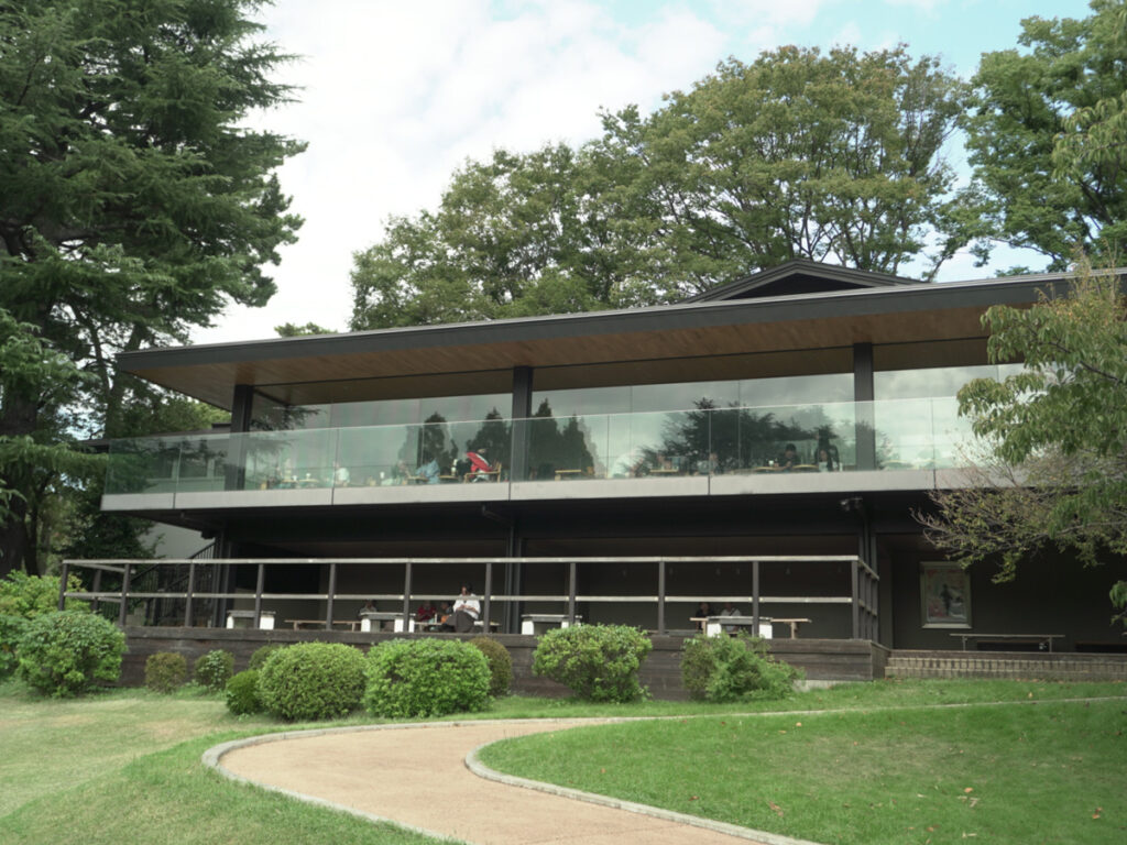 新宿御苑スターバックスの外観と広いテラス(仕事向きの静かな環境)