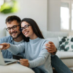 オンラインで贈れるVisaデジタルギフト『visa vanilla』をカップルがPCで選んでいる様子