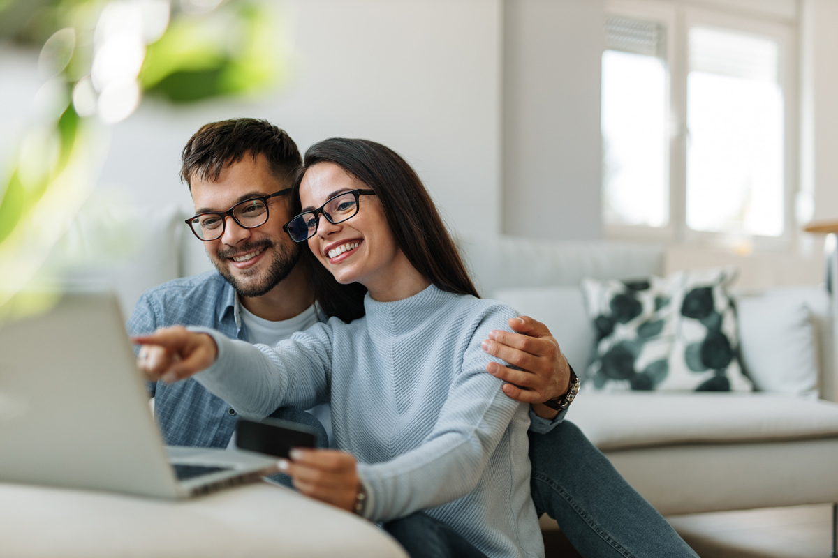 オンラインで贈れるVisaデジタルギフト『visa vanilla』をカップルがPCで選んでいる様子