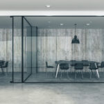 ガラス張りの会議室と長テーブルが並ぶモダンなオフィス空間（ワークスタイリングBASE・法人登記の拠点イメージ）