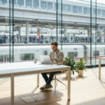 ノマドワーカーが駅直結のサブスク拠点で初めて作業する様子（ワーケーション サブスク 始め方）