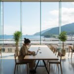 海や山の見える地方都市で、駅直結のサブスク拠点を活用するノマドワーカー（ワーケーション サブスク 地方）