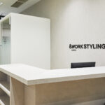 ワークスタイリング 福岡 博多拠点の受付とオープンスペース