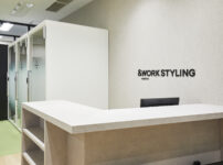 ワークスタイリング 福岡 博多拠点の受付とオープンスペース