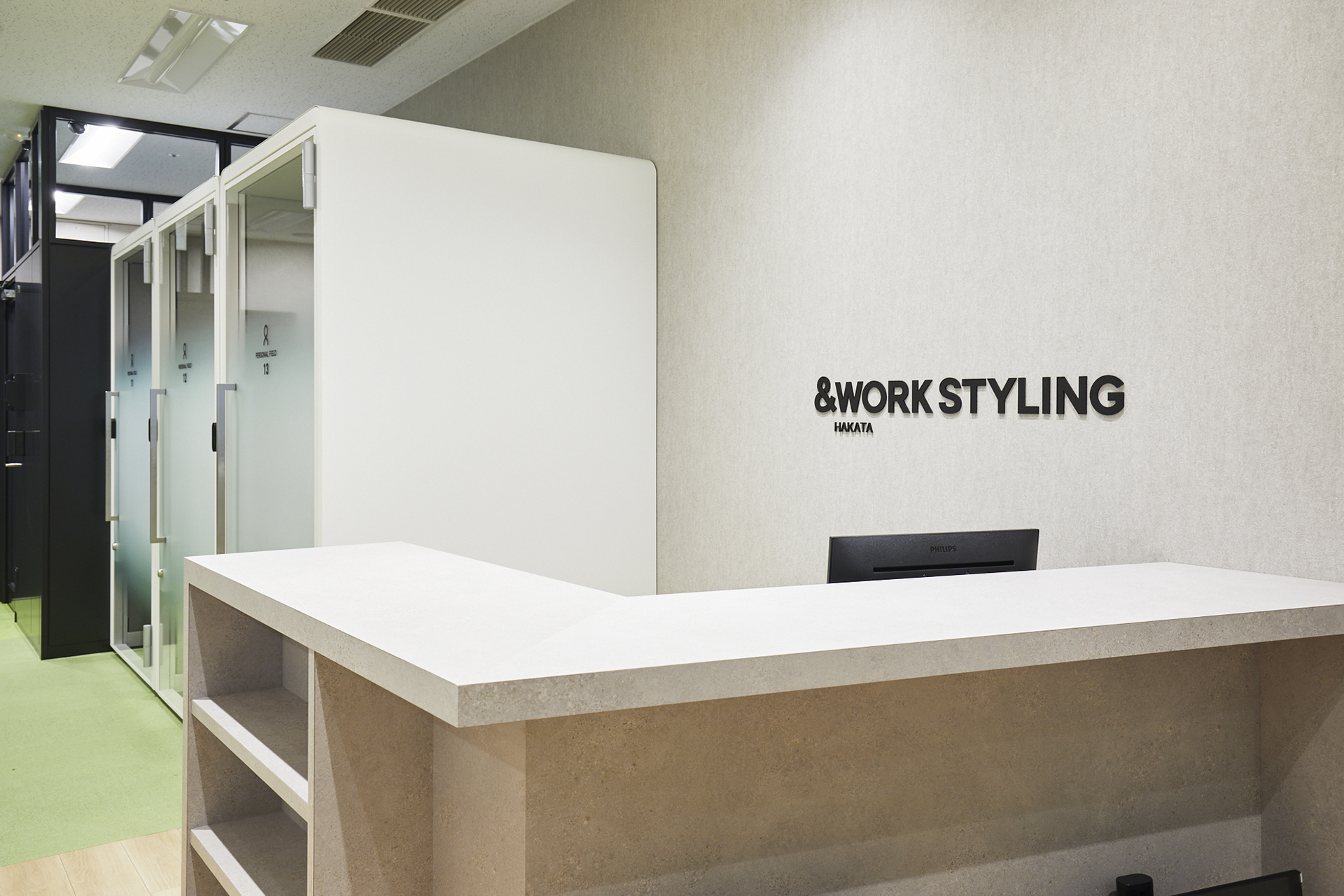 ワークスタイリング 福岡 博多拠点の受付とオープンスペース