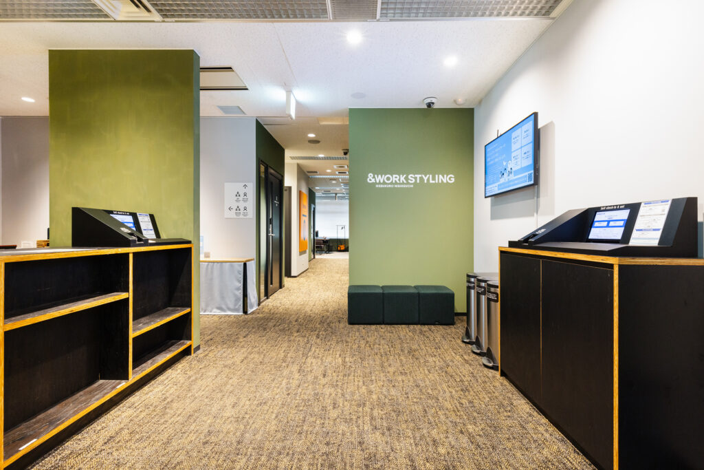 ワークスタイリング池袋西口の受付とチェックイン端末