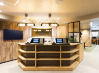 ワークスタイリング 吉祥寺の受付カウンターと落ち着いたワークスペース