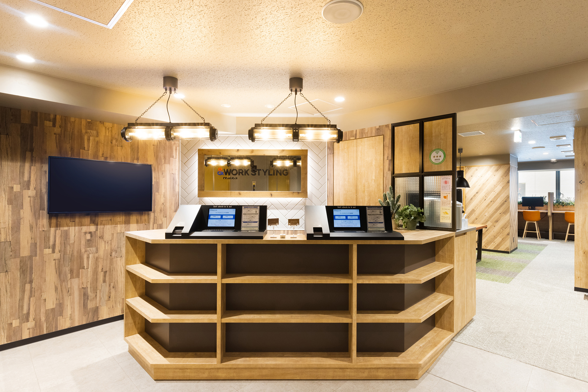 ワークスタイリング 吉祥寺の受付カウンターと落ち着いたワークスペース