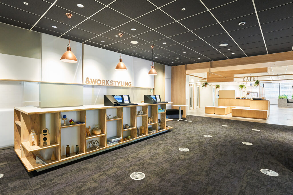 ワークスタイリング品川でノマドワーカーが静かに作業しているワークスペースの雰囲気