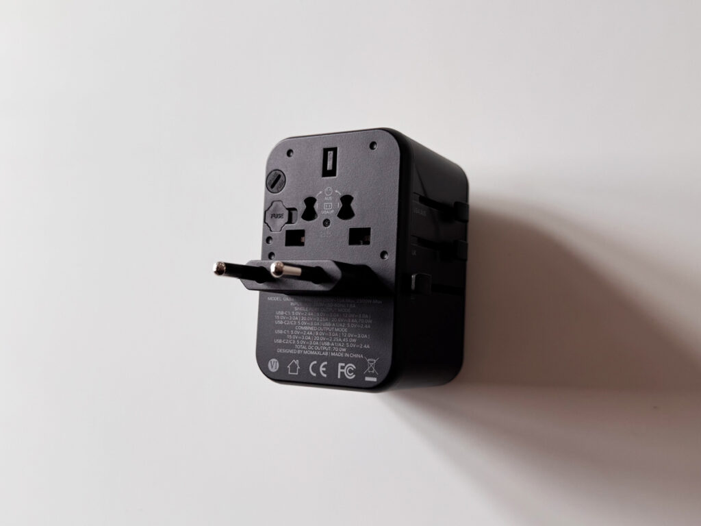 ノマドワーカーの持ち物と海外対応の変換プラグによる充電環境イメージ