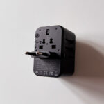 ノマドワーカーの持ち物と海外対応の変換プラグによる充電環境イメージ