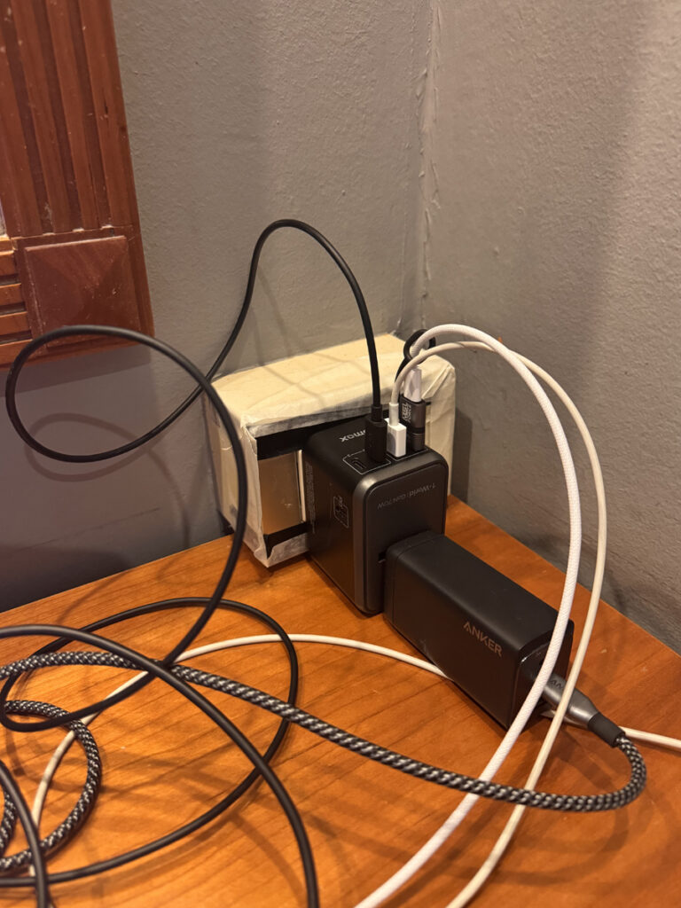 ノマドワーカーの持ち物チェックリスト｜海外で仕事が止まらない「充電環境」の作り方