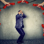 電話番号NTTに悩む開業準備中の男性とノマドサブスク型電話サービスのイメージ