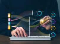 デジタルノマドが海外で会計ソフトを使うイメージ