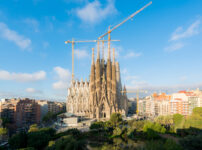 スペインのデジタルノマドビザを使って海外ノマド生活を検討するフリーランスのイメージ