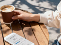 オンスク.jpで資格学習と在宅ワークスキルを学ぶイメージ