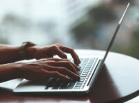 ノマドワーカーの持ち物おすすめ6選（海外で快適に働くための必需品）