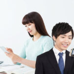 ワーケーション サブスクで在宅ワークを実現するノートPCと海辺のイメージ