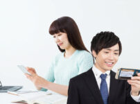 ワーケーション サブスクで在宅ワークを実現するノートPCと海辺のイメージ