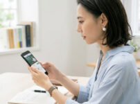 ワーケーション サブスクを活用して在宅ワークをする女性のイメージ