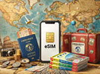 デジタルノマドが海外カフェでMacBookを開きスマートフォンでeSIMを設定している様子